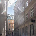 Barn Street Home, Old 1br Dzīvoklis Riga